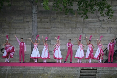 Spectators and statues 