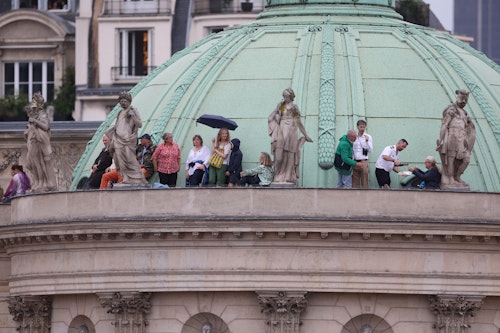 Spectators and statues 