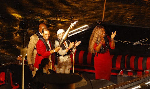 La antorcha olímpica se dirige al estadio en barco