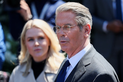 En medio de la agitación por los aranceles, Bessent asciende en el mundo comercial de Trump