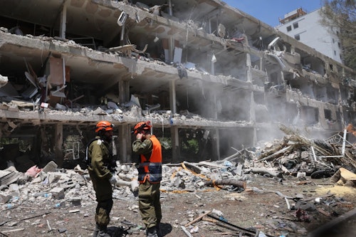 Irã lança 30 mísseis contra Tel-Aviv após entrada dos EUA no conflito; Israel responde