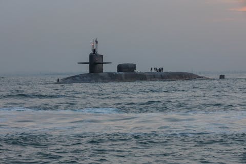 زیردریایی یواس‌اس جورجیا (SSGN 729) در حال ترک منامه، بحرین