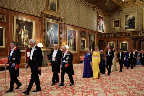 ترامب والملك تشارلز وضيوف آخرون يصلون لحضور مأدبة العشاء الرسمية في 17 أيلول/سبتمبر 2025 (رويترز)