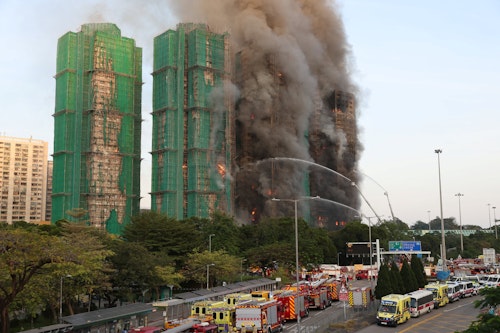 На фото: Полум'я охопило кілька будівель