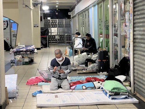 Οι εκτοπισμένοι έστησαν κατασκήνωση σε κοντινό εμπορικό κέντρο