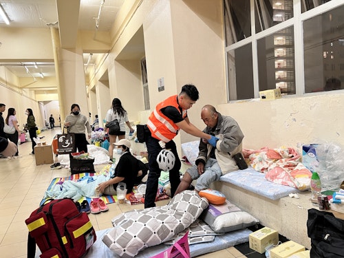 Οι εκτοπισμένοι έστησαν κατασκήνωση σε κοντινό εμπορικό κέντρο