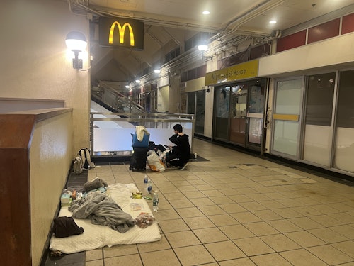 Οι εκτοπισμένοι έστησαν κατασκήνωση σε κοντινό εμπορικό κέντρο