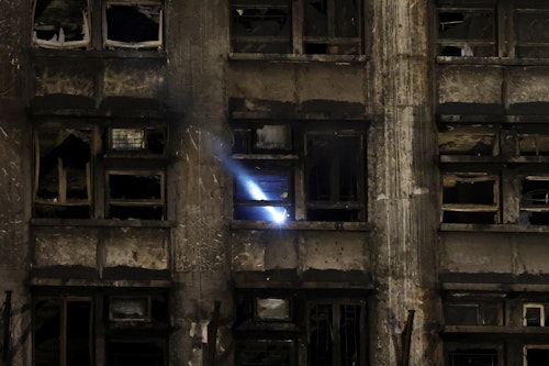 Οι διασώστες εργάζονται μέσα στα κατεστραμμένα κτίρια