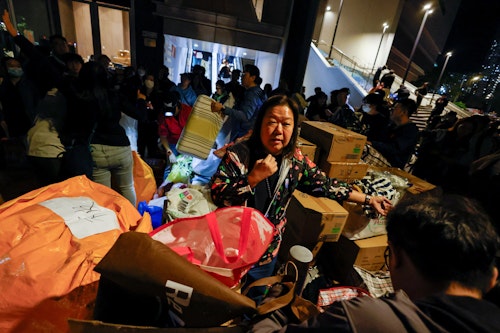 Σε εικόνες: Φτάνουν προμήθειες σε κέντρο εκκένωσης