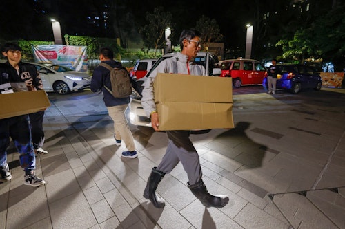 Σε εικόνες: Φτάνουν προμήθειες σε κέντρο εκκένωσης