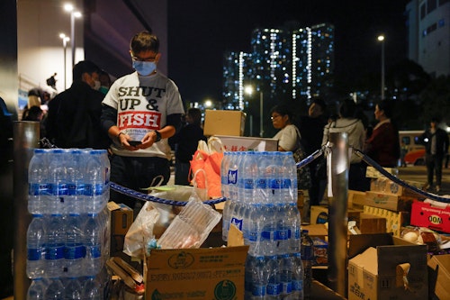 Σε εικόνες: Φτάνουν προμήθειες σε κέντρο εκκένωσης
