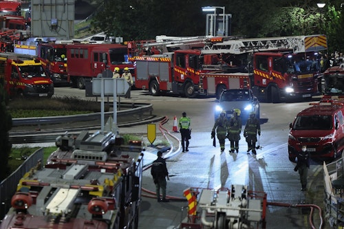 Οι πυροσβέστες αναμένουν να σβήσουν πλήρως την πυρκαγιά «απόψε»