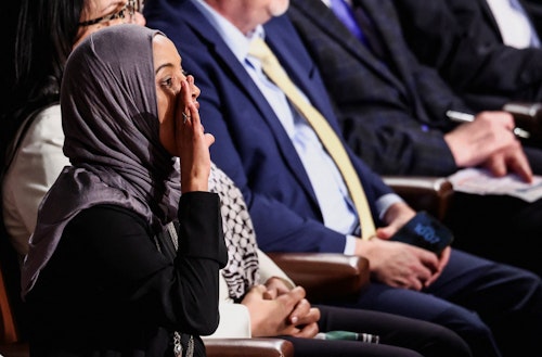 डेमोक्रेट्स ने ट्रंप की आव्रजन संबंधी सख्त नीतियों की आलोचना की।