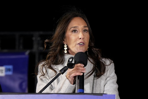 इस बीच, कैपिटल के बाहर