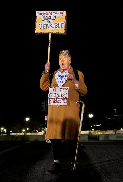 इस बीच, कैपिटल के बाहर