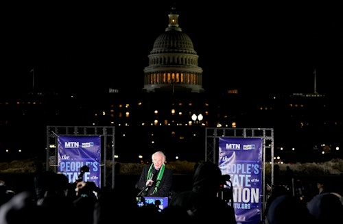 इस बीच, कैपिटल के बाहर