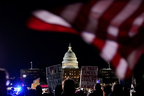 इस बीच, कैपिटल के बाहर