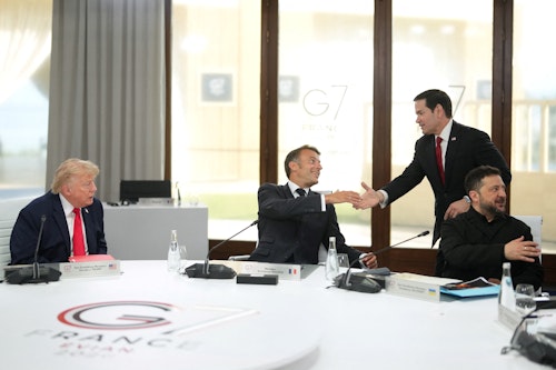 In pictures: Leaders arrive for the first session earlier